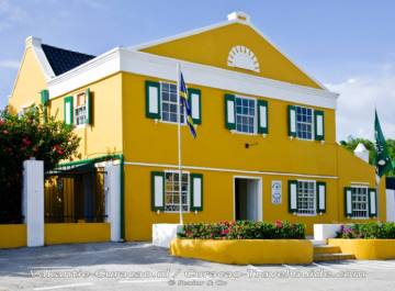 Front of Landhuis Chobolobo